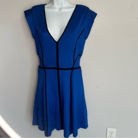 French Connection Stunning Piped Knit Contrast-Trim Dress - Picture 4 of 13